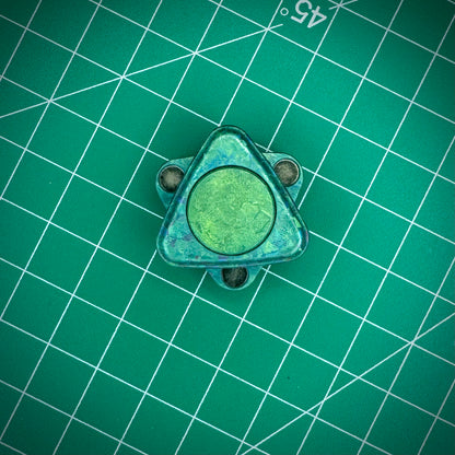 Ispinenkliq V2 - Crystal Titanium- Haptic Magnetic Rotating Clicking Spinner