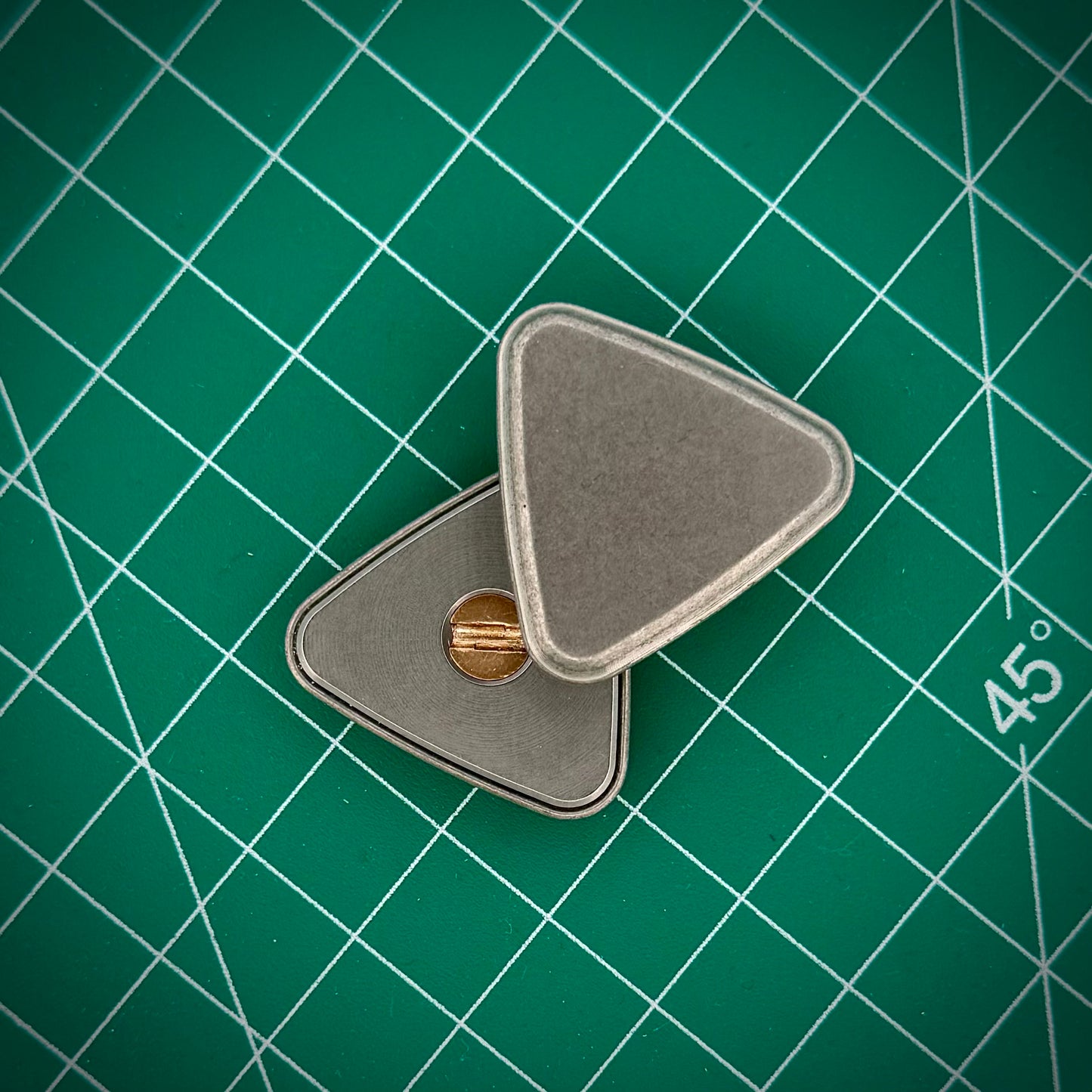 Islidenkliq - Titanium - Triangular Magnetic Slider